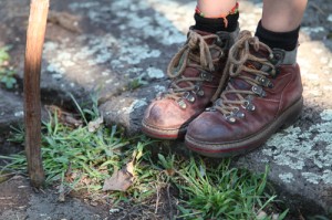 Bottines et bâton de marche par Michèle Leclerc