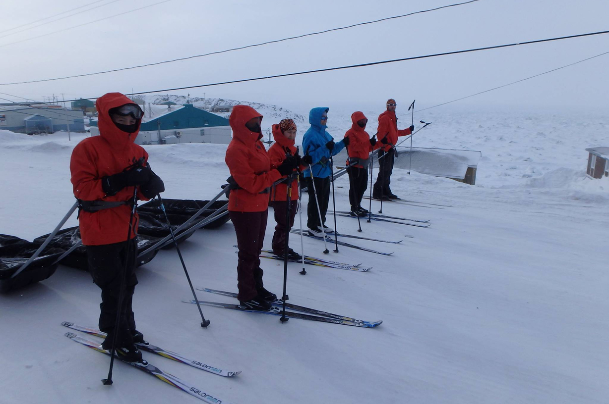Kangirsuk se prépare à décoller pour une superbe randonnée à ski de fond