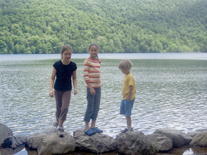 Ella, Danièle et Christophe au lac Hertel sur le mont Saint-Hilaire par Céline Demers. 