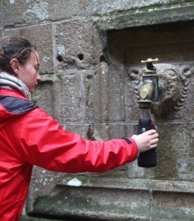 IMG_8939-Danièle remplit sa bouteille d’eau dans le jardin de Saint-Michel