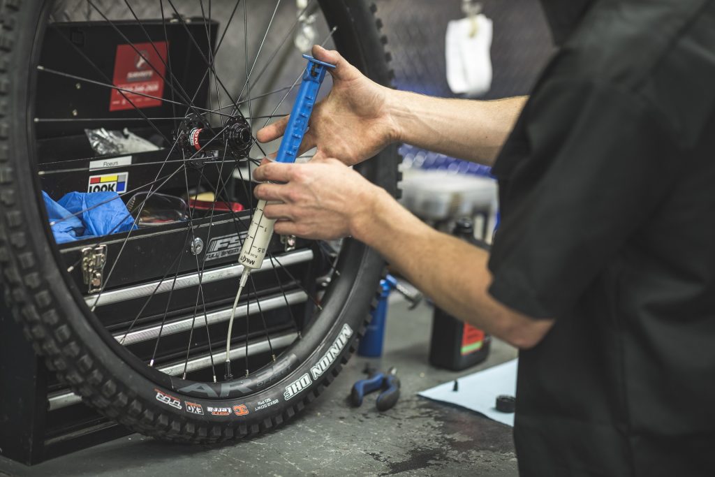 Pneus tubeless comment bien les installer Blogue La Cordée plein air, vélo et ski